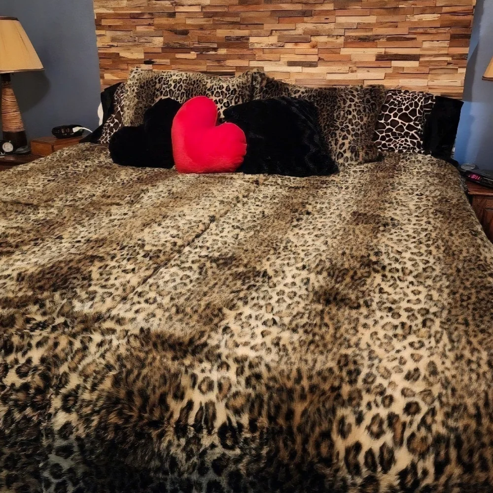 Red ❤️ Heart Shaped Faux Fur Throw Pillow Amazing Pillow! Soft and Plush